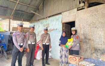 Jumat Berkah, Sat Lantas Polres Bulukumba Salurkan ki Sembako kepada Warga Kurang Mampu