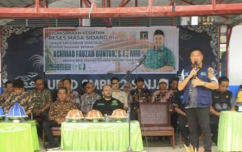 Dindik Sinjai dan Anggota DPRD Sulsel Serahkan PIP untuk 70 Siswa SMP