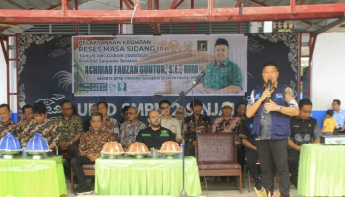 Dindik Sinjai dan Anggota DPRD Sulsel Serahkan PIP untuk 70 Siswa SMP