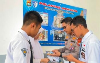 Ditlantas Polda Sulbar Pasang ki Mading Edukatif di SMA Negeri 1 Mamuju: Wadah Belajar Tertib dan Selamat