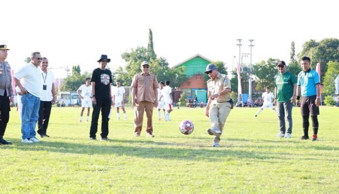 Jelang HUT ke-81 RI, Bupati Andi Utta Buka ki Turnamen Sepakbola di Gantarang