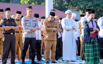 Kemarau Melanda, Pemkab Wajo Gelar Salat Istisqa, Ratusan Jamaah Berdoa Memohon Hujan