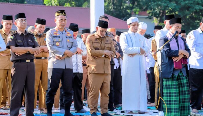 Kemarau Melanda, Pemkab Wajo Gelar Salat Istisqa, Ratusan Jamaah Berdoa Memohon Hujan