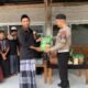 Di Tengah Santri: Polantas Karib Tebar ki Kebaikan, Serahkan Al-Qur’an dan Bantuan Kebutuhan Pokok