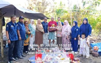 Lagi Kadis Sosial Serahkan ki Bantuan Kepada Korban Kebakaran di Herlang