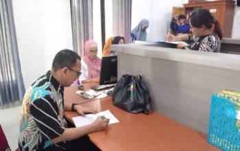 Pastikan Disiplin Pegawai, Kadis KominfoSS Sulbar Sisir ki Kehadiran PPPK di Kantor