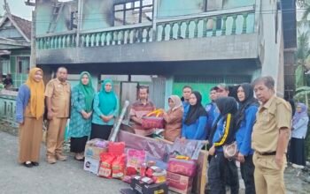 Kadis Sosial Kembali Turun Serahkan ki Bantuan Kepada Korban Kebakaran di Herlang
