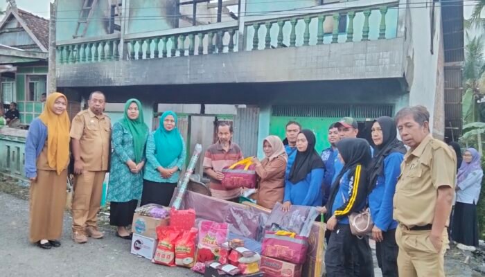 Kadis Sosial Kembali Turun Serahkan ki Bantuan Kepada Korban Kebakaran di Herlang