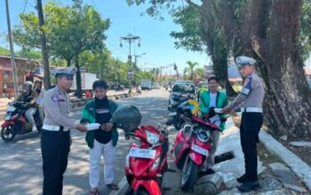 Ditlantas Polda Sulbar Tebar ki Berkah di Hari Jumat, Berbagi Makanan Gratis Untuk Pekerja Jalanan