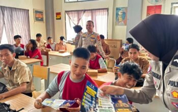 Polantas Karib Polda Sulbar Sapa ki Pelajar di SMAN 2 Mamuju: Pengenalan E‑Teguran dan Berbagi Helm Gratis