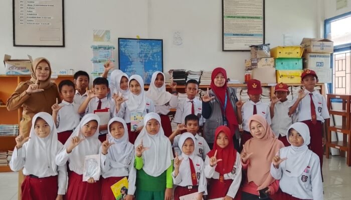 Relima Sinjai Hadirkan “Vocab Hunting” Berbasis Digital, Murid SDN 53 Kalamisu Antusias Belajar Bahasa Inggris