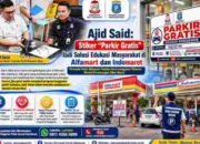 Tindak Lanjuti Aduan Warga, Perumda Parkir Makassar Pasang Stiker “Parkir Gratis” di Alfamart dan Indomaret