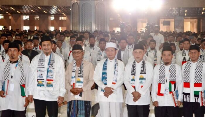 Ketum MUI Kiai Anwar Iskandar Apresiasi Pengukuhan Massal 10.000 Guru Qur’an Wahdah Islamiyah