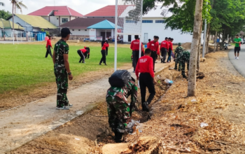 Koramil Majauleng dan Siswa Bersihkan Drainase di Desa Rumpia, Cegah Genangan Saat Hujan