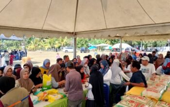 Dinas Pangan Sulbar Kolaborasi UGM Gelar ki Gerakan Pangan Murah pada Festival Budaya Laskar Mamuju