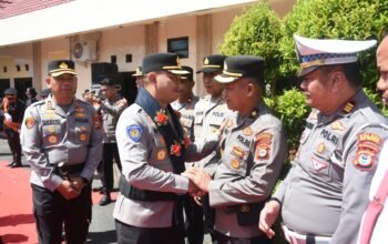 Penuh Haru, AKBP Restu Wijayanto dan Istri Dilepas ki dengan Isak Tangis Personel Polres Bulukumba