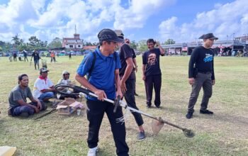 Sambut ki HUT RI Ke-81, kepala DLHK Sinjai Bersama Seluruh ASN Kerja Bakti di Alun-alun