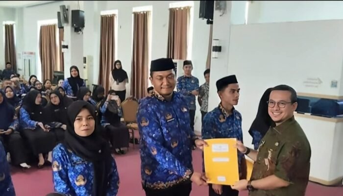 Bupati Arsal Aras Serahkan SK Perpanjangan 361 PPPK Mamuju Tengah, Dorong ki Kebijakan Belanja Pegawai Lebih Fleksibel