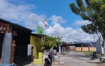 ASN dan Wartawan Ini Satu-Satunya Pasang Bendera Merah Putih di BTN Lappa Mas 1 Sinjai