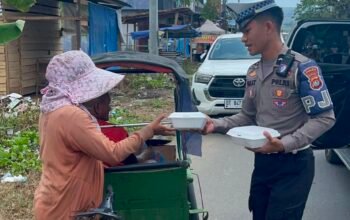 Polantas Polda Sulbar Tebar ki Kebaikan: Jumat Berkah, Berbagi Senyum dan Peduli Sepenuh Hati