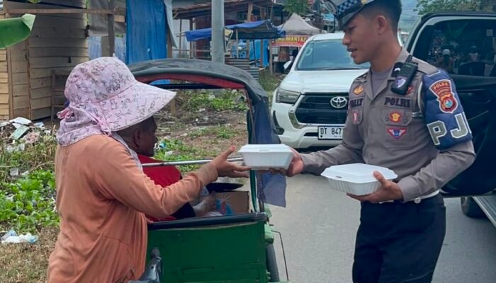 Polantas Polda Sulbar Tebar ki Kebaikan: Jumat Berkah, Berbagi Senyum dan Peduli Sepenuh Hati