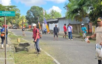 Lurah Biringngere Gotong Royong Bersihkan Lingkungan Sambut HUT RI ke-81