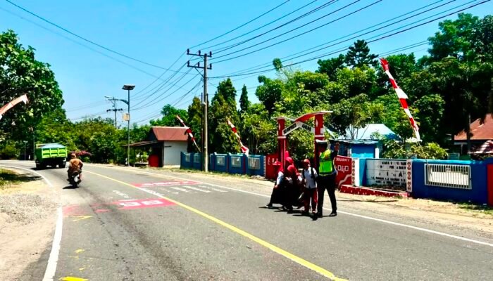 Melayani Sepenuh Hati: Polantas Hadir ki Jaga Keselamatan Anak Sekolah, Tanamkan Budaya Tertib Sejak Dini
