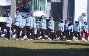 Bawa Semangat Panca Daya, Defile Kominfo Sulbar Sedot Perhatian di Lapangan Kantor Gubernur