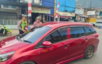 Polres Sinjai dan TNI Kodim 1424 Bersihkan TMP Manggottong Jelang HUT RI ke-81