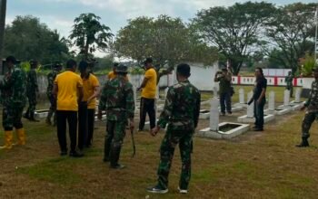 Polres Sinjai dan TNI Kodim 1424 Bersihkan TMP Manggottong Jelang HUT RI ke-81