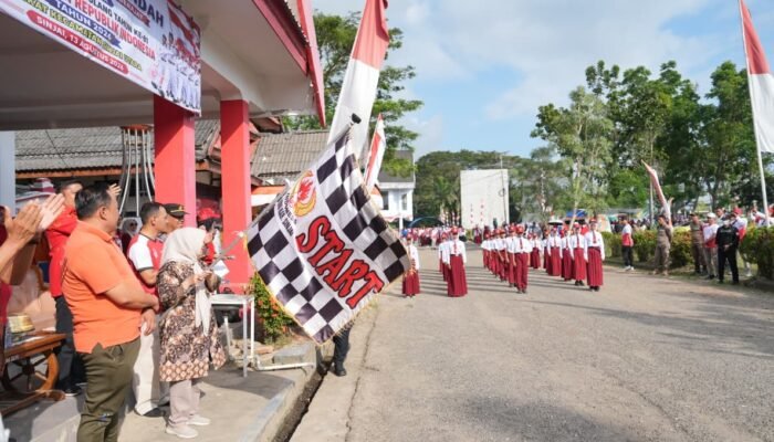 Bupati Ratnawati Lepas 76 Peserta Gerak Jalan Indah HUT ke-81 RI di Sinjai Utara