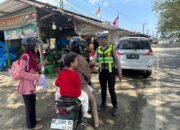 Polres Mateng Bagikan ki Bendera Merah Putih, Kobarkan Semangat Nasionalisme Menjelang HUT RI ke-81