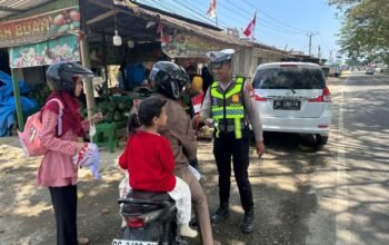 Polres Mateng Bagikan ki Bendera Merah Putih, Kobarkan Semangat Nasionalisme Menjelang HUT RI ke-81
