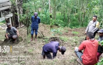 Bhabinkamtibmas Manfaatkan ki waktu sampaikan Pesan Kamtibmas di Kebun Warga