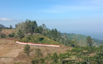 Jokaji Leo! ana’ Kallolona Uluere, MAPIA ADV Bentangkan Merah Putih Sepanjang 81 Meter di Atas Ketinggian