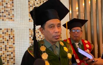 Momen Haru Wisuda UIM Makassar: Dari Amal Jariyah Orang Tua hingga Santunan Gempa NTT