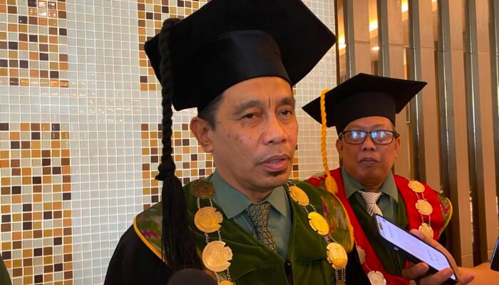 Momen Haru Wisuda UIM Makassar: Dari Amal Jariyah Orang Tua hingga Santunan Gempa NTT