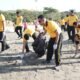 Salut, Kapolres Bulukumba Pimpin Ki Tauwwa Ratusan Anggotanya Bersihkan Kawasan Pantai Merpati