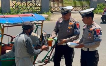 Komitmen Lanjutkan ki Semangat Juang Pendahulu, Ditlantas Polda Sulbar Hadir Berbagi di Tengah Masyarakat