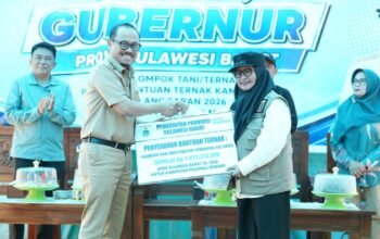 Gubernur Suhardi Duka Serahkan ki Bantuan Kambing dan Ayam ke Kelompok Tani-Ternak Majene