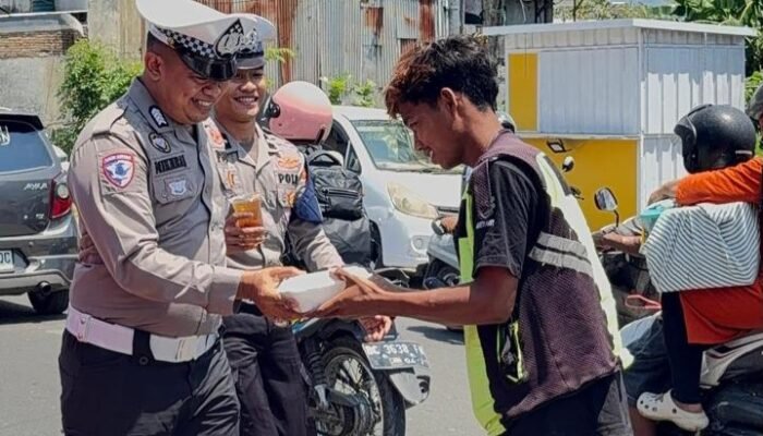 Ditlantas Polda Sulbar Tebar ki Kebaikan, Bagikan Makanan di Jalan Raya