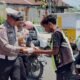 Ditlantas Polda Sulbar Tebar ki Kebaikan, Bagikan Makanan di Jalan Raya