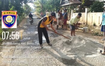 Patut ki Tauwwa Ditiru,  Bhabinkamtibmas bersama Warga Gotong Royong Perbaiki Jalan Berlubang di Bontotiro