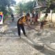 Patut ki Tauwwa Ditiru,  Bhabinkamtibmas bersama Warga Gotong Royong Perbaiki Jalan Berlubang di Bontotiro