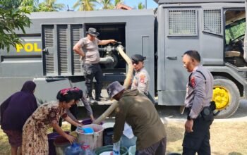 Kemarau Berkepanjangan, Polres Bulukumba Bagi bagi ki Tauwwa Air Bersih Kepada Warga Kelurahan Dannuang