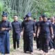 Jalan Kaki Sambil Pakai Passapu, Kapolres Bulukumba, Temui ki Ketua Adat  Ammatoa Kajang