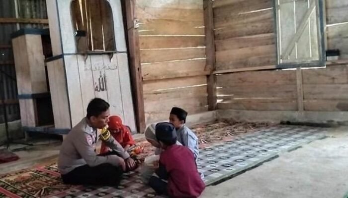 Kisah Bripka Nur Alam, Anggota Polri yang Rela ki Terjang Jalan Rusak Demi Mengajar Ngaji