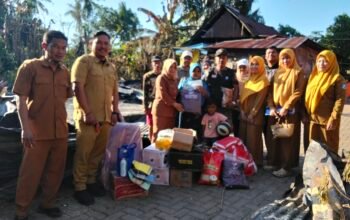 Kadis Sosial  Serahkan ki Bantuan Kepada Korban kebakaran di Desa Bijawang 