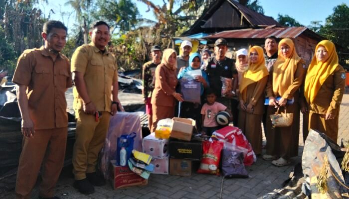 Kadis Sosial  Serahkan ki Bantuan Kepada Korban kebakaran di Desa Bijawang 