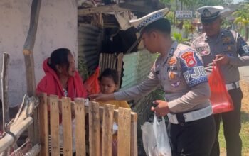 Berburu Berkah Jumat: Ditlantas Polda Sulbar Tebar Senyum, Ringankan ki Beban Lewat Berbagi Makanan dan Minuman